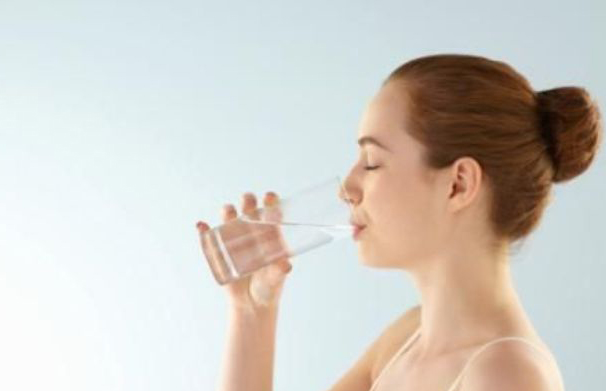 El mito de consumir ocho vasos de agua por día