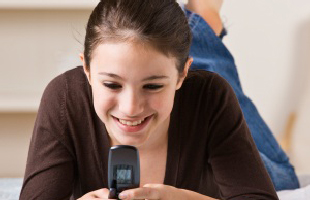 Los SMS y la Internet generan insomnio en niños y adolescentes