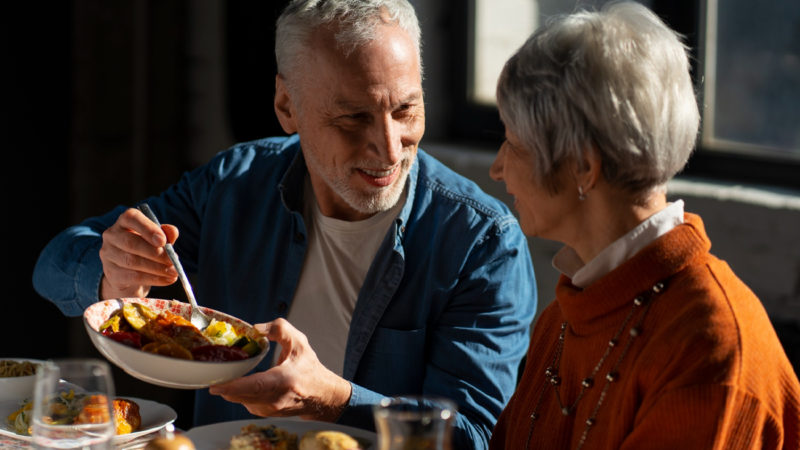 Comer más saludable puede proteger el cerebro envejecido