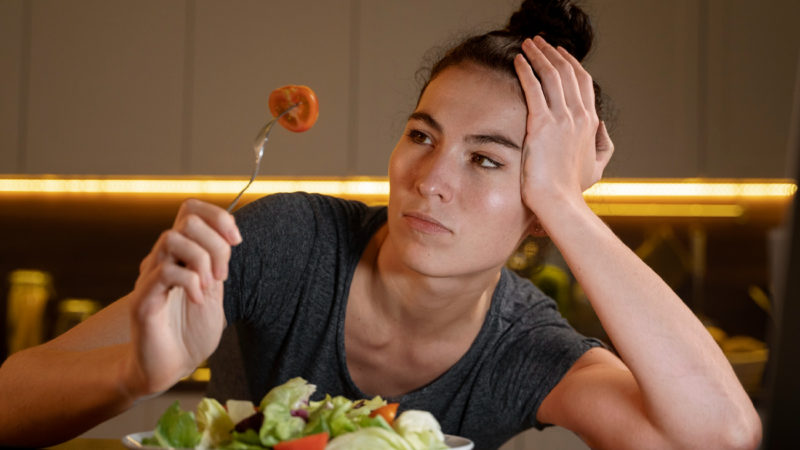 ¿Cómo afectan las dietas bajas en calorías al estado de ánimo de una persona?