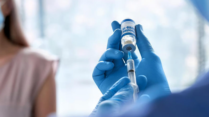 La vacuna contra el COVID protege contra daño renal durante la infección