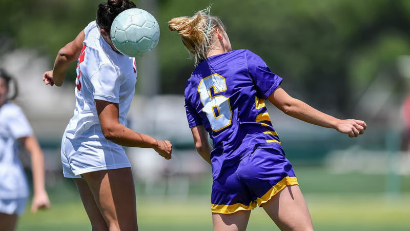 Cabecear una pelota de fútbol puede provocar una peor salud cerebral