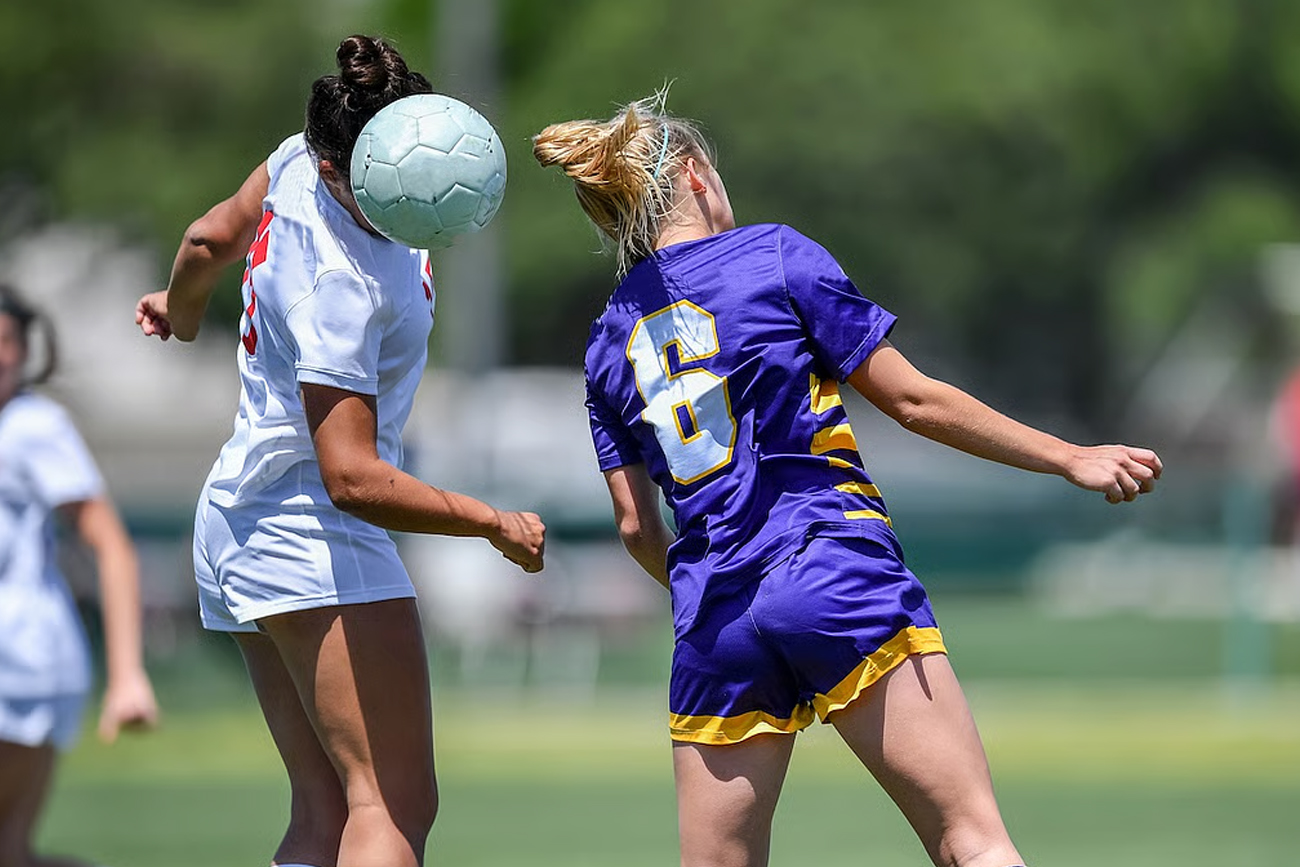 Cabecear una pelota de fútbol puede provocar una peor salud cerebral