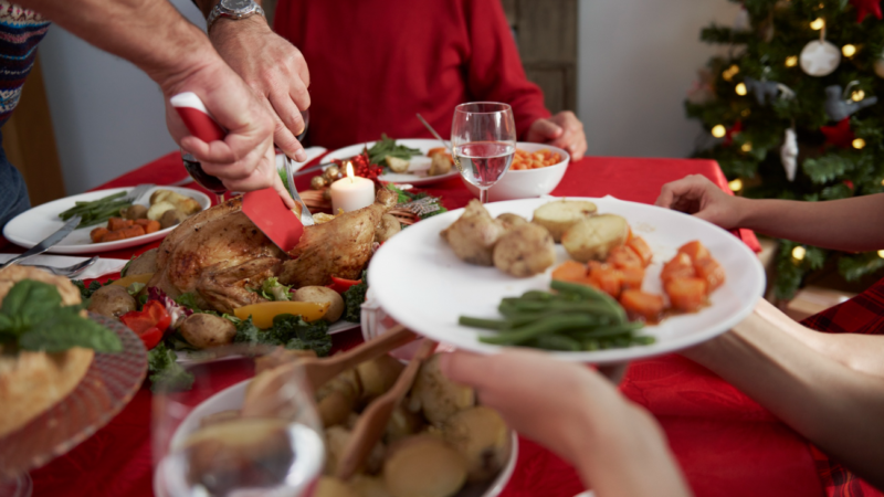 Cómo disfrutar de las comidas navideñas sin sentirse lleno todo el día