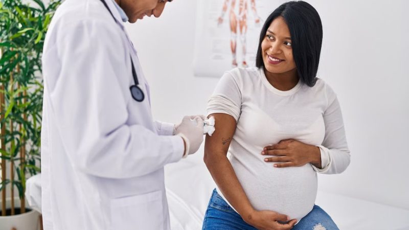 La vacuna contra COVID durante el embarazo reduce el riesgo de parto prematuro