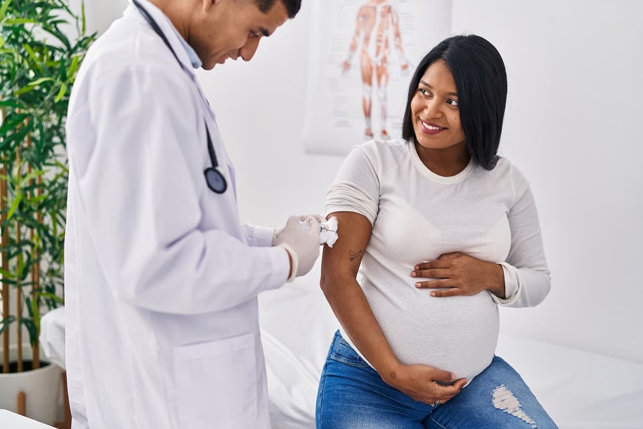 La vacuna contra COVID durante el embarazo reduce el riesgo de parto prematuro