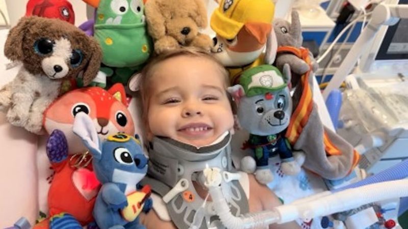 Una cirugía milagrosa salva a un niño de 2 años con cuello roto y médula espinal seccionada