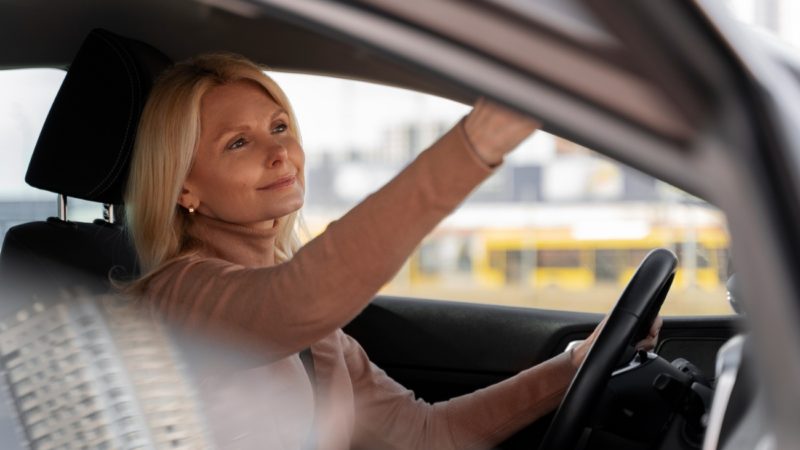 Cómo los hábitos de manejo pueden revelar señales tempranas de deterioro cerebral en adultos mayores
