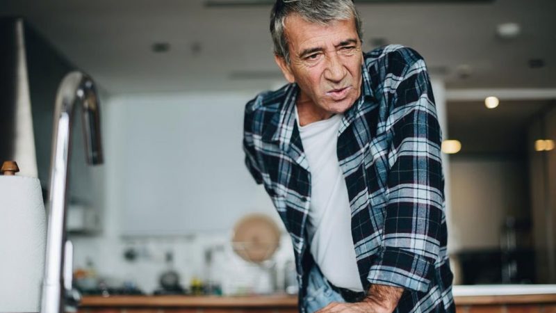 El dolor de espalda en hombres mayores podría anticipar problemas de sueño