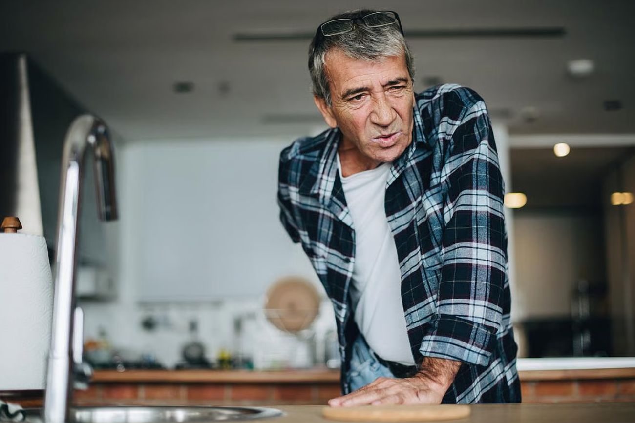 El dolor de espalda en hombres mayores podría anticipar problemas de sueño