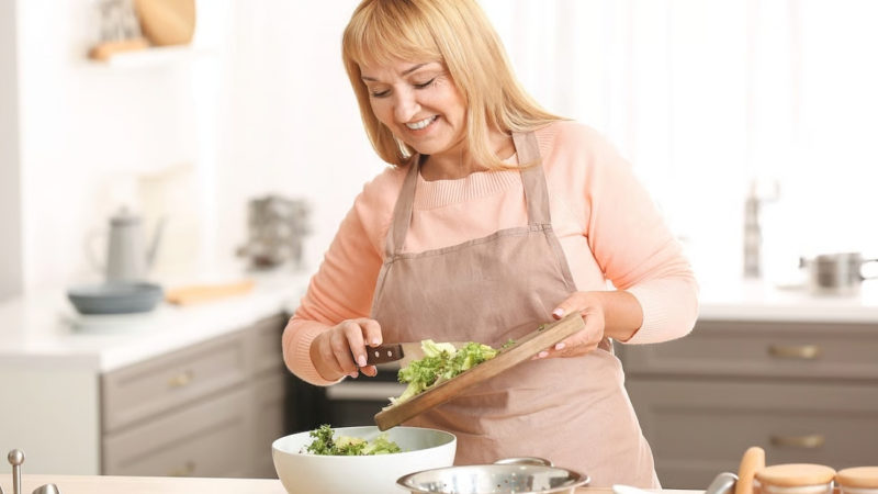 Comer sano en la mediana edad puede proteger el cerebro en la vejez