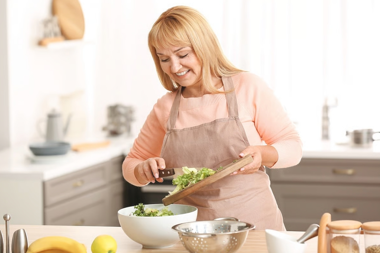 Comer sano en la mediana edad puede proteger el cerebro en la vejez