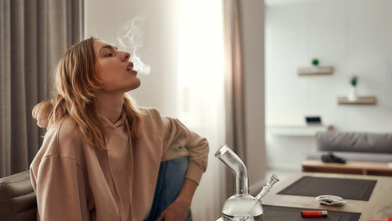 Adolescentes que consumen marihuana duplican riesgo de psicosis y trastorno bipolar