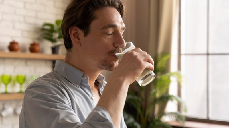 Cálculos renales: tomar más agua no siempre alcanza para prevenirlos