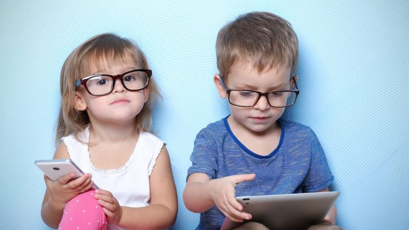 Pantallas sin supervisión: impacto directo en el lenguaje y la conducta infantil