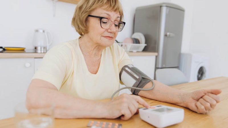 Controlar la presión arterial en casa puede reducir hasta un 34% el riesgo de infarto y ACV