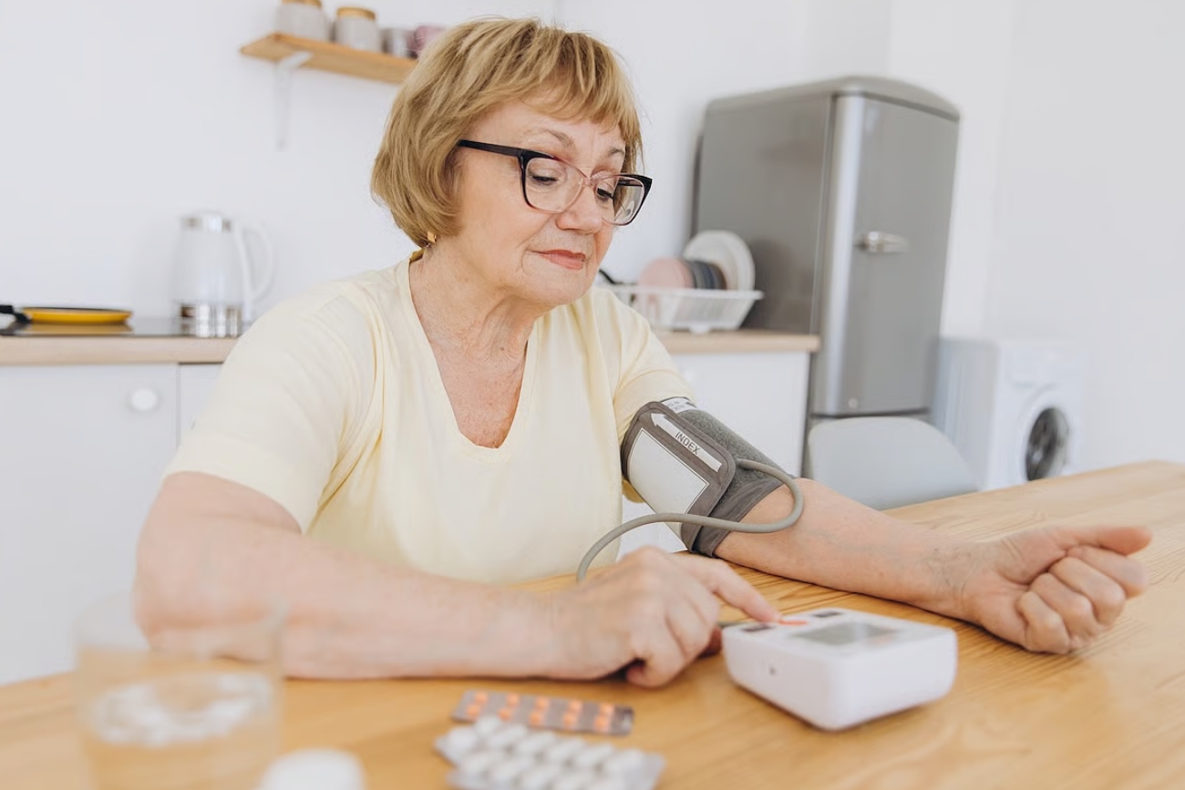 Controlar la presión arterial en casa puede reducir hasta un 34% el riesgo de infarto y ACV