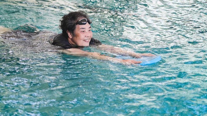 La natación puede aliviar el dolor lumbar, según un estudio