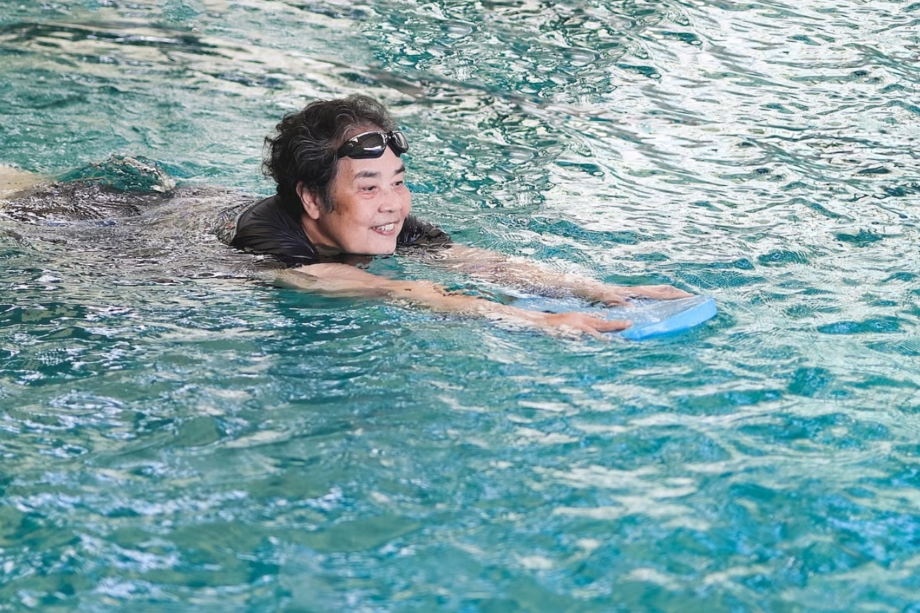 La natación puede aliviar el dolor lumbar, según un estudio