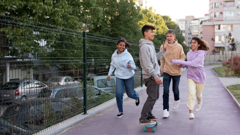 Caminar más podría favorecer la salud mental de los adolescentes