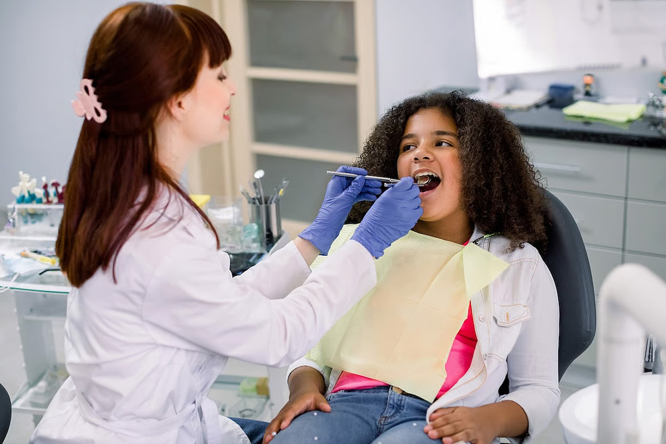 La salud bucal de los adolescentes puede revelar problemas que van más allá de los dientes